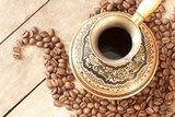 Obraz Miedziana Turek na kawę z ornamentami wygrzewającymi się w upale