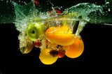 Obraz Owoce i warzywa pluskają się w wodzie