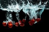 Obraz Owoce truskawkowe Splash na wodzie