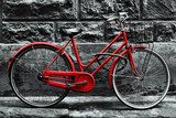 Obraz Retro rocznika czerwony rower na czarny i biały ścianie.