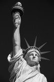 Obraz Statua Wolności, czarno-białe z czarnym niebem w Nowym Jorku