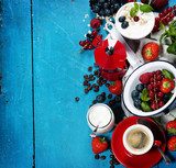 Obraz Zdrowe śniadanie - jogurt z musli i jagodami - zdrowie i