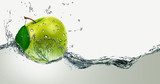 Obraz Zielone jabłko pośród plusk wody.