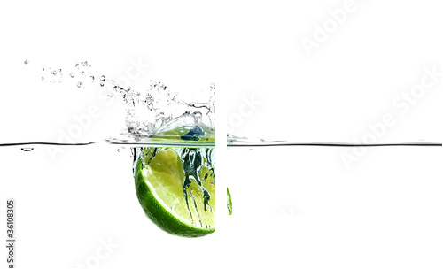 Pół limonki rozpryskuje się w wodzie - Obraz dwuczęściowy, Dyptyk
