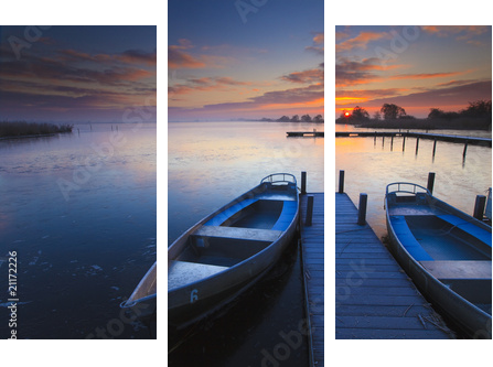Pokojowy wschód słońca z dramatycznym niebem, łodziami i jetty - Obraz trzyczęściowy, Tryptyk