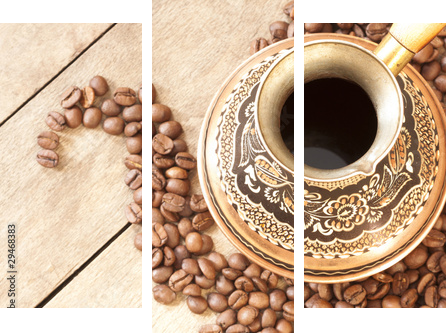 Miedziana Turek na kawę z ornamentami wygrzewającymi się w upale - Obraz trzyczęściowy, Tryptyk