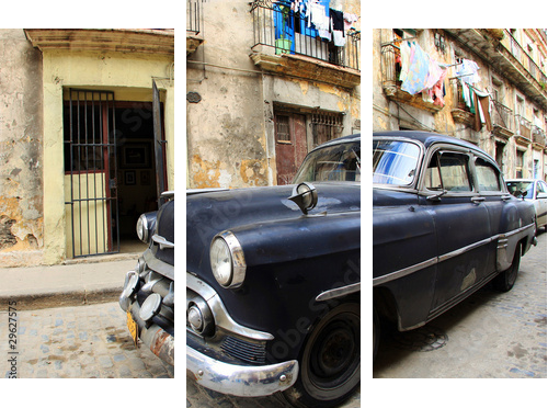 Klasyczny stary samochód jest czarny kolor zaparkowany przed budynkiem - Obraz trzyczęściowy, Tryptyk