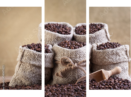 Palone ziarna kawy w małych jutowych torbach - Obraz trzyczęściowy, Tryptyk