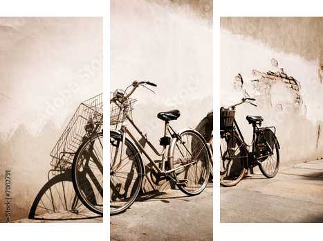 Włoscy starzy bicykle opiera przeciw ścianie - Obraz trzyczęściowy, Tryptyk