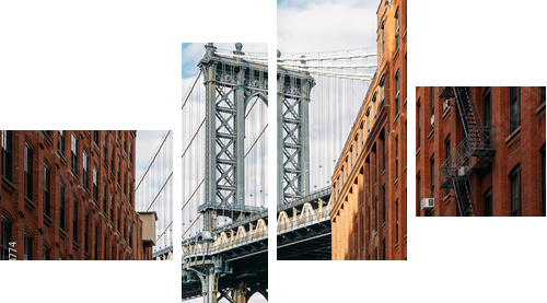 Brooklyn Bridge widziany między dwoma pięknymi brązowymi budynkami o zachodzie słońca - Obraz czteroczęściowy, Fortyk