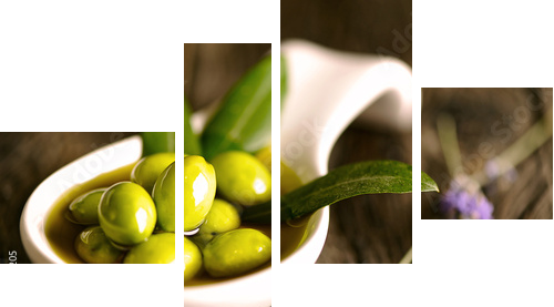 Zielone oliwki w pucharze i gałązka oliwna na drewnianym stole - Obraz czteroczęściowy, Fortyk