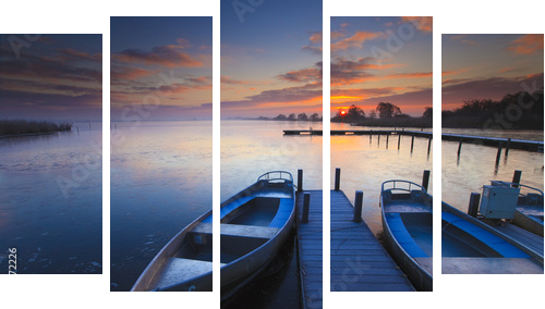 Pokojowy wschód słońca z dramatycznym niebem, łodziami i jetty - Obraz pięcioczęściowy, Pentaptyk