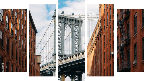 Brooklyn Bridge widziany między dwoma pięknymi brązowymi budynkami o zachodzie słońca - Obraz pięcioczęściowy, Pentaptyk