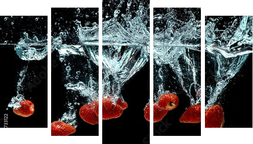 Owoce truskawkowe Splash na wodzie - Obraz pięcioczęściowy, Pentaptyk