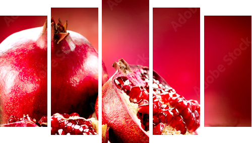 Granaty na czerwonym tle. Bio Bio owoce - Obraz pięcioczęściowy, Pentaptyk