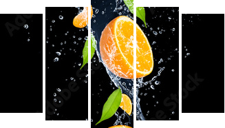 Pomarańcze w wodnym pluśnięciu, odosobnionym na czarnym tle - Obraz pięcioczęściowy, Pentaptyk