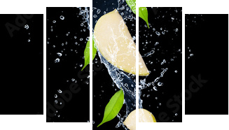 Zieleni jabłka w wodnym pluśnięciu, odosobnionym na czarnym tle - Obraz pięcioczęściowy, Pentaptyk