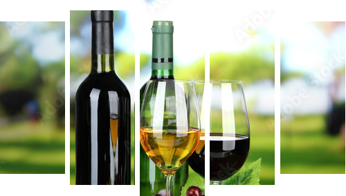 Butelki wina i kieliszki wina na jasnym tle - Obraz pięcioczęściowy, Pentaptyk