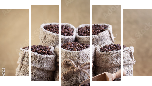 Palone ziarna kawy w małych jutowych torbach - Obraz pięcioczęściowy, Pentaptyk