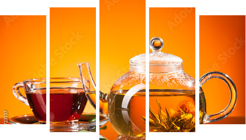 Kwitnąca herbata słuzyć na szkle - Obraz pięcioczęściowy, Pentaptyk
