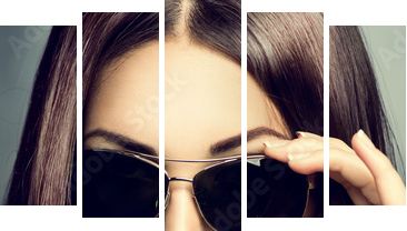 Model piękna dziewczyna z długie brązowe włosy nosi okulary - Obraz pięcioczęściowy, Pentaptyk