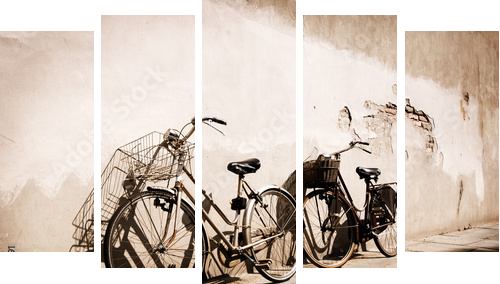 Włoscy starzy bicykle opiera przeciw ścianie - Obraz pięcioczęściowy, Pentaptyk