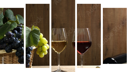 wino dwie szklanki na drewnianym stole - Obraz pięcioczęściowy, Pentaptyk