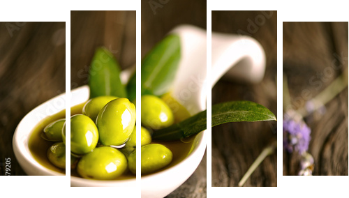 Zielone oliwki w pucharze i gałązka oliwna na drewnianym stole - Obraz pięcioczęściowy, Pentaptyk