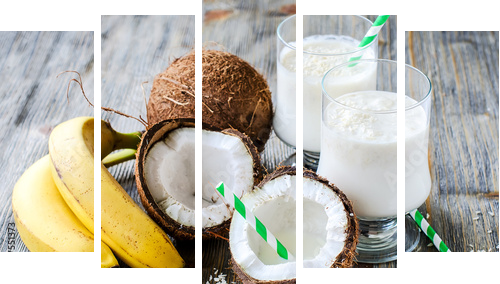 Kokosowego mleka smoothie napój z bananami na drewnianym tle - Obraz pięcioczęściowy, Pentaptyk